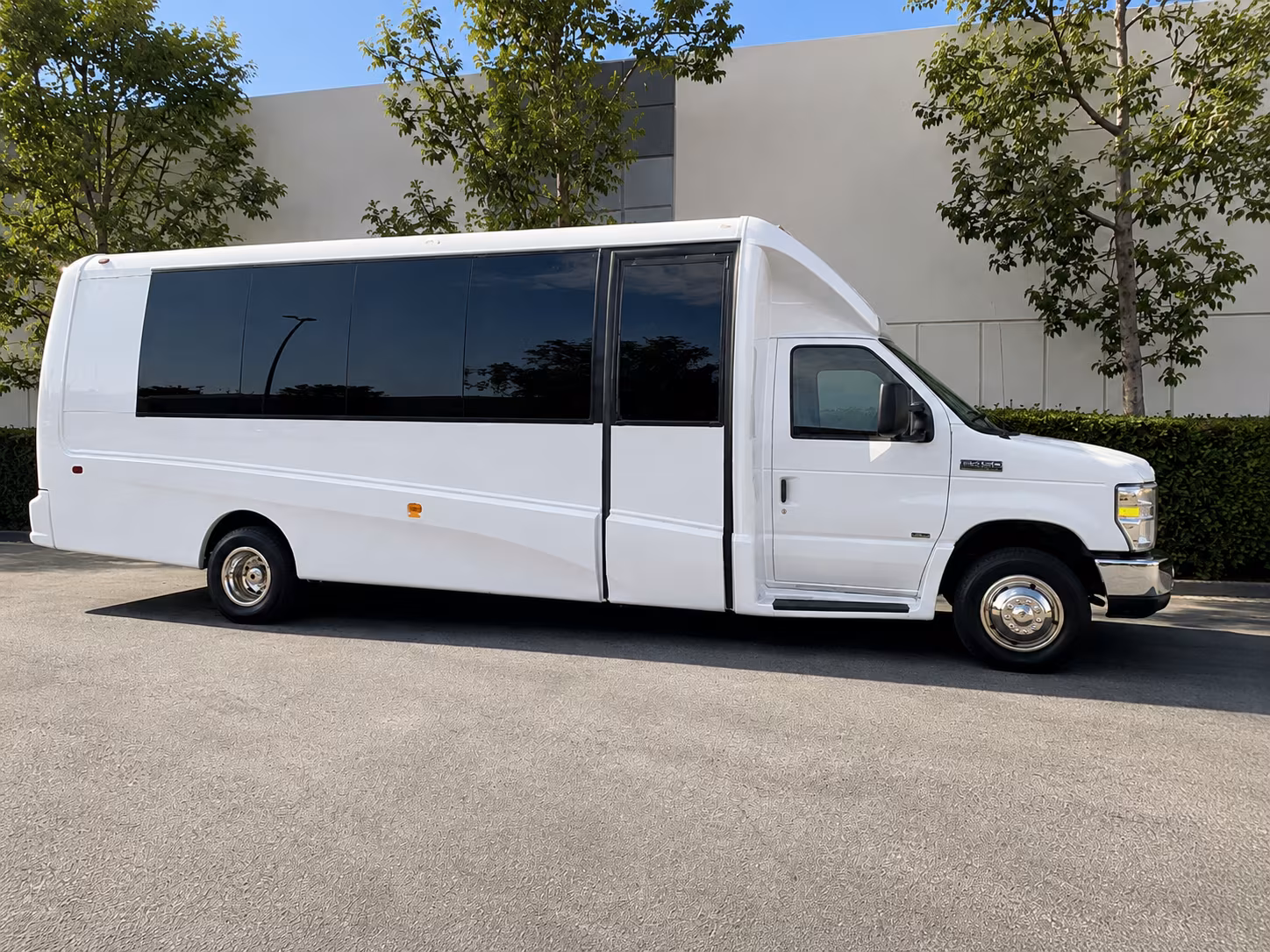 charter buses to ledge amphitheater shows and waite park